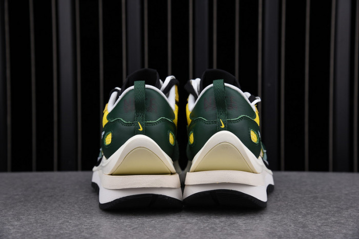 nike vaporwaffle sacai tour yellow cv1363-700
