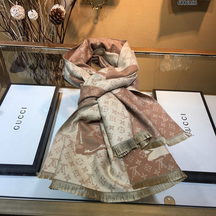 l**is V*t*n scarf