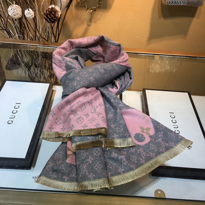 l**is V*t*n scarf