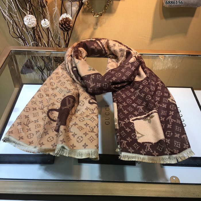 l**is V*t*n scarf