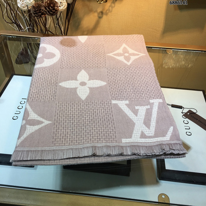 l**is V*t*n scarf