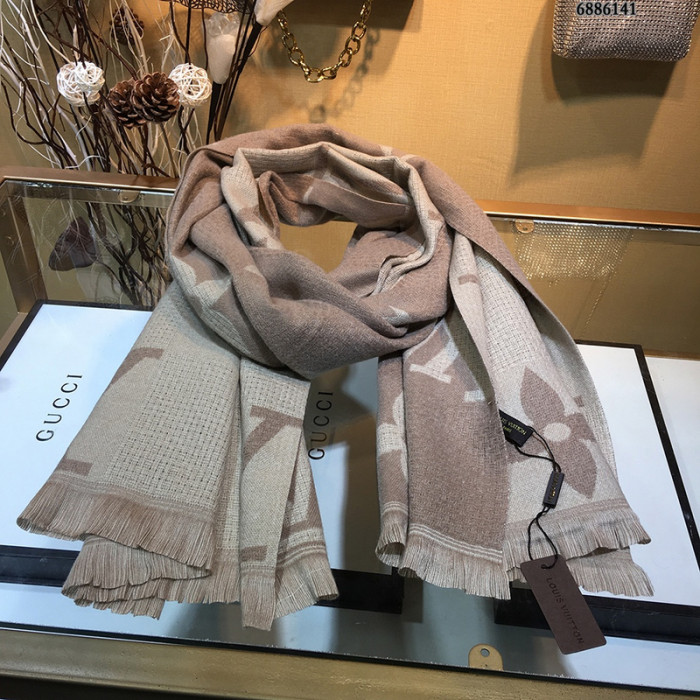 l**is V*t*n scarf