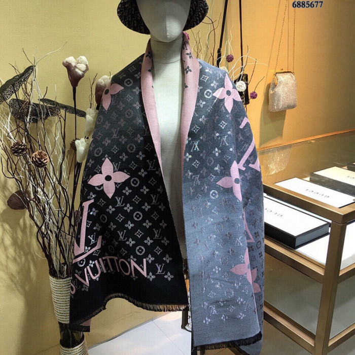 l**is V*t*n scarf