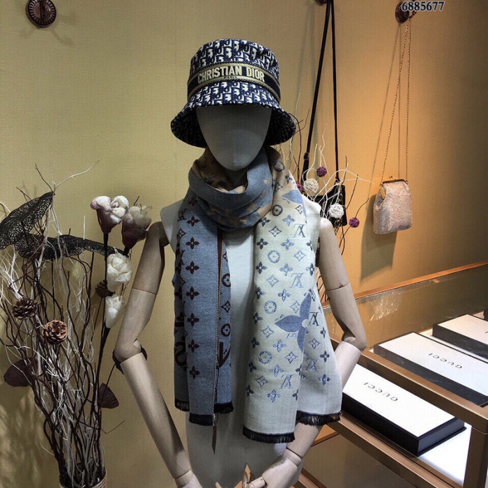 l**is V*t*n scarf