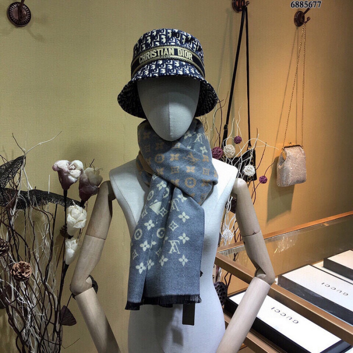 l**is V*t*n scarf