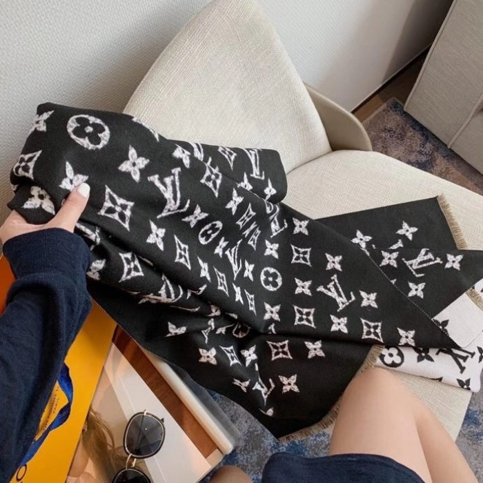 l**is V*t*n scarf